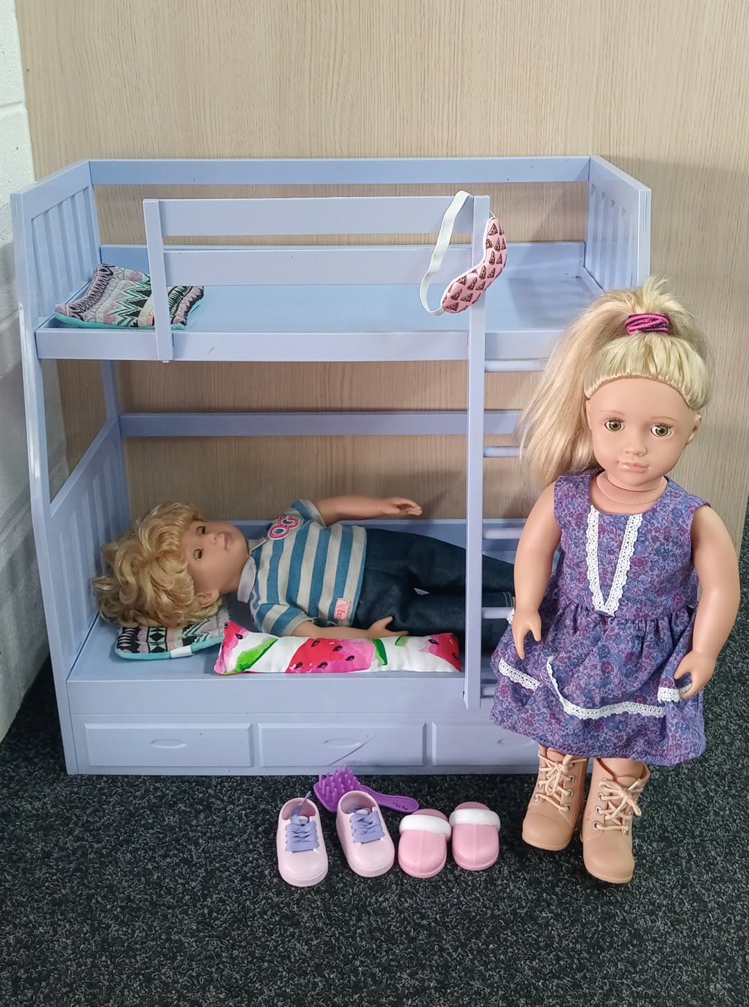 Bunk bed with 2 Dolls